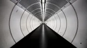 Leerer Personentunnel.
