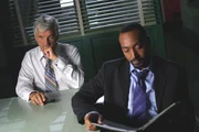 Det. Fontana (Dennis Farina, li.) und Det. Green (Jesse L. Martin) überprüfen das Geständnis, dass der sterbende Danny Flood abgelegt hat. Doch da der Mord zehn Jahre zurückliegt, keine einfache Aufgabe, Beweise zu finden.