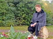 Charlotte Gauss (Ursula Karusseit) trauert um Friedrich.