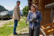 Martin (Hans Sigl) macht sich Sorgen um seine Mutter Lisbeth (Monika Baumgartner).