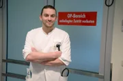 Unfallchirurg Hans Christoph Vonderlind verbringt in den langen Schichten an den Wochenenden die meiste Zeit in den OPs.