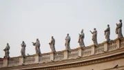 Statuen auf der Umrandung des Petersplatzes im Vatikan.