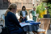 Wer hat den Betreiber eines Stuttgarter Escape Rooms erschlagen? Kriminalhauptkommissarin Martina Seiffert (Astrid M. Fünderich, r.) und Kommissarin Lea Gomez (Jasmin Gassmann, M.) befragen Theresa Pfaff (Franziska Junge, l.), die Ehefrau des Opfers. Warum hat die Lehrerin so schnell schon Erinnerungsstücke und Fotos ihres verstorbenen Mannes aussortiert?