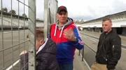 Elvis und seine Söhne Martin und Luka besuchen ein ganz besonderes Autorennen auf dem Hockenheimring. 24 Stunden lang treten verschiedene Elektroautos gegeneinander an.