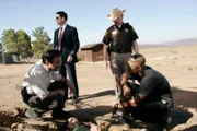 Können Morgan (Shemar Moore, r.), Sheriff Williams (Jim Beaver, 2.v.r.), Hotch (Thomas Gibson, 2.v.l.) und Rossi (Joe Mantegna, l.) die junge Frau noch rechtzeitig finden?
