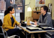 Vera (Sandra Speichert, r.) schlägt Jans (Timothy Peach, l.) Angebot aus. Sie wird ein neues Konzept finden um ihren Bio-Laden zu retten.