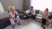 In der Türkei löst Mama Silvia (li.) eine Krise aus, als sie nach einem Hochzeitstermin für Loredana und Servet fragt..