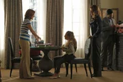 Natalia (Eva La Rue, 2.v.re.) und Delko (Adam Rodriguez, re.hi.) befragen Alicia Haverford (Lindsay Northern, li.) und ihre Tochter Tori (Caitlin Carmichael), die wie die Tochter des Mordopfers an dem Schönheitsheitswettbewerb teilgenommen hat.