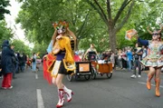 Ada tanzt beim Umzug "Karneval der Kulturen " in Berlin.