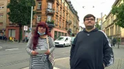 Aufgrund der stark gestiegenen Lebensmittelkosten möchten Petra und ihr Sohn Pascal das Hilfsangebot der Tafel in Anspruch nehmen.