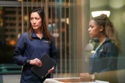 L-R: Dr. Audrey Lim (Christina Chang) und Dr. Claire Browne (Antonia Thomas)