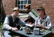 NDR Fernsehen NEUES AUS BÜTTENWARDER, "Guten Appetit", am Montag (25.04.11) um 21:45 Uhr. Adsche erzählt von seinem aus dem Ruder gelaufenen Nebenerwerb ... v.l.: Adsche (Peter Heinrich Brix) und Brakelmann (Jan Fedder)