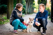 Till (Otto von Grevenmoor, li.) kann mit Hündin Socke das Vertrauen von Tom (Vincent Grages, re.) gewinnen.