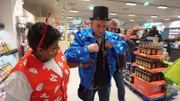 Jecken-Alarm im Supermarkt - doch das Team feiert mit! (Foto: Maria und Yusuf)