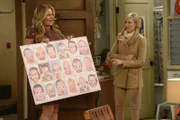 Sophie (Jennifer Coolidge, l.) findet Carolines (Beth Behrs, r.) Baby-Design-Ideen schräg.