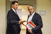 Ernst Rauter (Hubert Kramar, links) soll Moritz (Harald Krassnitzer) den Fall abnehmen und an die Abteilung Verfassungsschutz weitergeben.