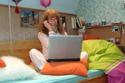 Lisa (Alexandra Neldel) kann es nicht lassen - und arbeitet schon wieder. (Dieses Foto von Alexandra Neldel darf nur in Zusammenhang mit der Berichterstattung über die Serie "Verliebt in Berlin" veröffentlicht und verbreitet werden.)