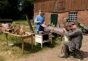 NDR Fernsehen NEUES AUS BÜTTENWARDER, "Guten Appetit", am Montag (25.04.11) um 21:45 Uhr. Das Kochstudio ist eröffnet- Lesson 2 : Adsches Fischpizza. v.l.: Adsche (Peter Heinrich Brix) und Brakelmann (Jan Fedder)