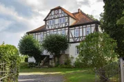 Das renovierungsbedürftige Hofgut aus dem 18. Jahrhundert in Lenderscheid, einem Ortsteil von Frielendrof in Nordhessen, bietet Platz für mehrere Familien.