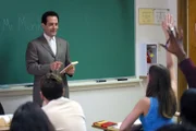 Als eine Lehrerin von einer Schule stürzt, sieht zunächst alles nach Selbstmord aus. Mr. Monk (Tony Shaloub, l.) glaubt jedoch nicht daran und lässt sich als Aushilfslehrer einstellen, um den Fall aufzuklären.