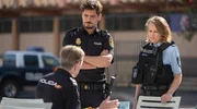 Sophie Maibach (Anke Retzlaff) und Alvaro Krupp Casado (Félix Herzog) berichten dem Vorgesetzten Enzo Domingo-Juarez (Oscar Ortega Sánchez) die Neuigkeiten in ihrem Fall.