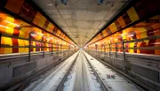 Die neapolitanische U-Bahn, „Metropolitana di Napoli“, besteht aus drei Linien, doch archäologische Funde, Erdbeben und die Lage der Stadt erschweren den Ausbau.