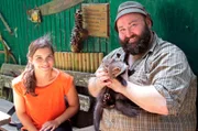 Im Bayerischen Wald lernt Anna den Woife kennen. Der Tierschützer päppelt gerade die zwei Steinmarder "Seppi" und "Beppi" auf.