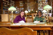 Österreichische-brasilianisches Gipfeltreffen: Die Historikerinnen und Leopoldine Expertinnen Bettina Kann und Isabel Lustosa in der Österreichischen Nationalbibliothek.