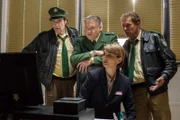 Hubert (Christian Tramitz, rechts), Staller (Helmfried von Lüttichau, links) und Girwidz (Michael Brandner, Mitte) entdecken gemeinsam mit Frau Pschorer (Nicole Marischka), dass auch die Ehefrau des Opfers ein Motiv gehabt hätte.