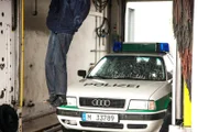 Als Hubert (Christian Tramitz, im Auto links) und Staller (Helmfried von Lüttichau, im Auto rechts) ihren Streifenwagen in der Waschstraße auf Hochglanz bringen wollen, kommt es zu einem unerwarteten Zusammenstoß mit einer Leiche.