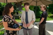Lennart Neumüller (Jonas Kaufmann, r.) freut sich für seinen Bruder Vinzent (Tom Böttcher, M.), dass Luisa Wagner (Hannah Gharib, l.) seine Einladung angenommen hat.