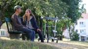 Maria Wern (Eva Röse) hofft auf einen Hinweis von Arvidsson (Peter Perski), der nach einem Schlaganfall in der Klinik ist