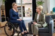 Wer hat den Betreiber eines Stuttgarter Escape Rooms erschlagen? Kriminalhauptkommissarin Martina Seiffert (Astrid M. Fünderich, r.) sucht Antworten bei der hinterbliebenen Ehefrau Theresa Pfaff (Franziska Junge, l.) und merkt schnell, dass das Eheleben offensichtlich im Argen lag.