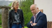 Ernst Tahler (Thomas Darchinger, R.) Vater und Manager der Toten, bespricht sich mit Heidi Schäfer (Mirja Mahir, l.), der Chefin der Käserei. Seine Tochter war das Marketinggesicht der Käserei.