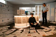 Ein Fall mit vielen Rätseln: Der Betreiber eines Escape Rooms wurde erschlagen aufgefunden und Kommissar Rico Sander (Benjamin Strecker) sowie Streifenpolizistin Sibylle Beyer (Bärbel Stolz) durchforsten die gesamten Unterlagen des Rätselerfinders. Lässt sich in diesen tatsächlich ein Hinweis auf das Motiv der Tatperson finden?