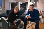 Henning (Stefan Bockelmann, r.) fragt sich unwohl, was Daniela vor ihm verheimlicht. Links Lennox (Leif Lunburg)