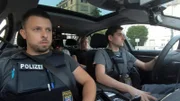 Die beiden Polizeioberkommissare Jochen Wirth (li.) und Nico Briesemeister sind Rasern auf der Spur
