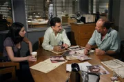 Auf der Suche nach dem Mörder von Abbey Kelton: Det. Jordan (Nick Searcy, r.), Prentiss (Paget Brewster, l.) und David Rossi (Joe Mantegna, M.) ...