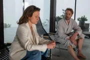 Jan Seidl (Max Woelky) versucht seine Lügen Ina Lechner (Maria Simon) gegenüber zu rechtfertigen.