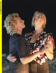 30 Uhr im Ersten. Nelly Kröger-Mann (Veronica Ferres, r) und ihre Freundin Mary (Ursula Gottwald) tanzen am kalifornischen Strand zur Musik aus dem Autoradio. Heinrich Mann hatte Nelly in den späten 20er Jahren in einer Berliner Bar getroffen. Sie wurde seine zweite Frau und folgte ihm ins amerikanische Exil, wo sie mit der Ablehnung in der Familie Mann nicht zurecht kam.