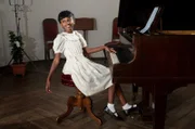 Mahlet Paulke als Nina Simone am Klavier.