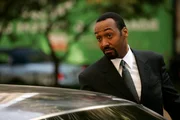 Detective Ed Green (Jesse L. Martin).