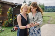 Mila Leitner (Nadja Sabersky) zeigt ihrer Freundin Klara (Berit Vander) etwas Wichtiges auf dem Handy