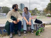 v.li.: Manuel Stark und Luka Krause beim Interview im Skaterpark "Dog Shit Spot" an der Warschauer Straße in Berlin.