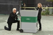 D.B. Russell (Ted Danson) und Julie Finlay (Elisabeth Shue) untersuchen den Tennis-Court und die Ballmaschine, in der die tote Tennisspielerin gefunden wurde.