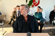 Als Jenny bei ihrer Aussage unter Druck gerät, erscheint unverhofft Rettung. Vorne Ingo (André Dietz), hinten Ben (Jörg Rohde) und Simone (Tatjana Clasing)
