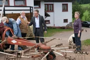 Bernhard stellt Karl wutentbrannt zur Rede und droht ihm mit einer Klage.