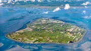Insel Pellworm: Saftiges Grasland, weiter Himmel, unzählige Schafe auf dem Deich. Das sind die typischen Markenzeichen von Pellworm. Die drittgrößte nordfriesische Insel liegt mitten im "Nationalpark Schleswig-Holsteinisches Wattenmeer" und ist umgeben von den weltweit einmaligen Halligen.