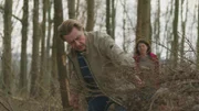 Ein Vater macht eine grausame Entdeckung: Die Leiche seiner Tochter, versteckt unter Ästen im Wald. Wer steckt hinter der brutalen Tat?