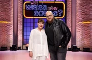 Die Sängerin Ulla Meinecke (l.) und der Musiker Pascal Bock (r.) treten bei "Wer weiß denn sowas?" als Kanditat:innen an.
